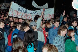 „Bylo by to potvrzení teorie.“ Průvod 17. listopadu 1989 možná vedli estébáci - Echo24.cz