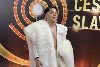 Jan Bendig zareagoval na kritiku svého bílého outfitu na Slavících. Fanouškům tím vyrazil dech