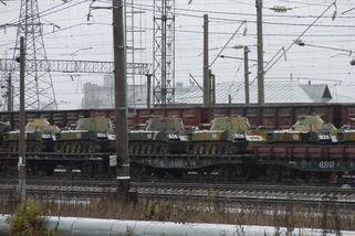 Ukrajinci přepadli ruský vlak plný tanků a obrněnc...