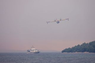 Poblíž Splitu vypukl požár. Evakuovány musely být stovky turistů, mezi nimi i Češi - Novinky