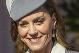 ŽENA-IN - Kate oblékla outfit mnoha významů a doplnila jej šperky s hlubokou symbolikou