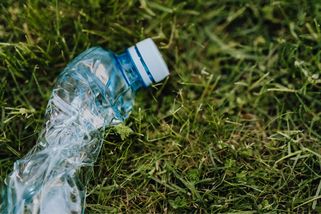 Přichycená víčka na PET lahvích nestačila: Chystá se nová změna z kategorie "Green Deal"