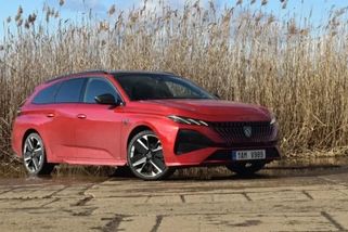 Peugeot 308 SW řidiče přesvědčí, že nepotřebují ani Octavii, ani diesel. A facelift mu dost sluší
