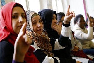 Za šátky ve školách až 24 tisíc. Rakousko chystá pokuty pro vzpurné rodiče - Novinky