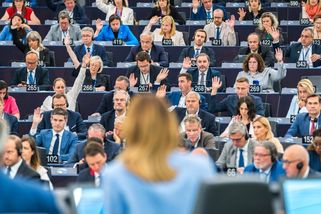 Pro podporu Ukrajiny hlasovala většina europoslanců. Odsoudili také Orbánovu ‚mírovou misi‘