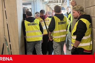 Fanoušci Dukly odešli na chodbu, kotel ztichl. Spor se security řešilo i vedení klubu