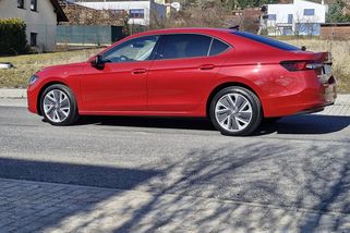 Test Škoda Superb iV 1.5 TSI (150 kW) – Dokonale kombinuje dva automobilové světy