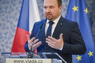 Přicházejí těžké časy, přiznává vláda. Chystá zvyšování vybraných dávek