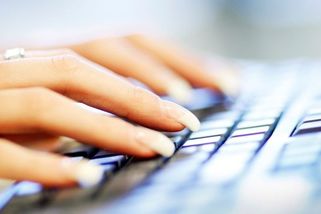 Chtěla zachránit investované peníze, podvodník ji připravil o téměř 900 tisíc - Novinky