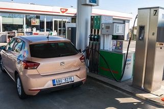 Benzin už lze tankovat za méně než 39 korun, ale jen na některých stanicích - Autobible.cz - Předjedeme vaše představy!