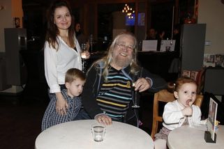 Dotyk | Hutka se stal otcem v 73 letech. Má 6 dětí a o 36 let mladší ženu. Je mi úzko, že je opustím, říká