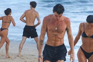 Shawn Mendes na pláži cukroval s přítelkyní. Její křivky chválí fanoušci po celém světě
