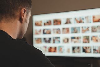 Za přeposílání intimních fotek nově hrozí až pět let vězení - Seznam Zprávy