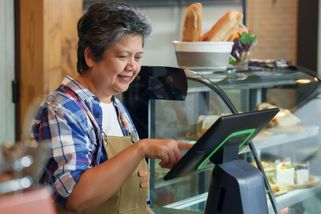 Pracovala jsem od osmnácti bez přestávky. Když přišlo rozhodnutí o důchodu, musela jsem na brigádu - Médium.cz