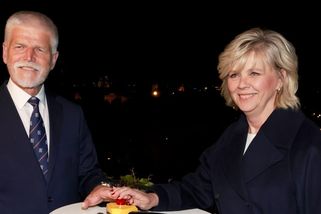 Eva a Petr Pavlovi šli do práce jako normální lidi. Odhodili obleky, popadli lopatu a šli kopat hlínu (VIDEO)