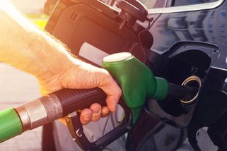 Pohonné hmoty letos poprvé výrazněji zlevňují. Po Novém roce nastane obrat