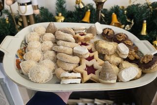 Pečení cukroví očima muže. Rohlíček je moc tlustý nebo tenký, vše je špatně - Médium.cz