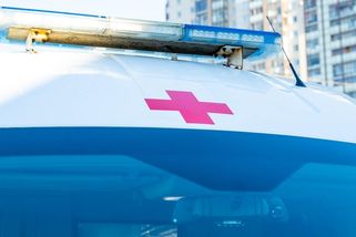 Opilý Rus spadl z 19. patra na zaparkované auto, vstal a začal si zpívat - Novinky