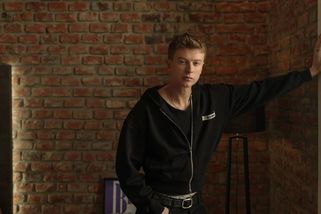 Bydlení jako z New Yorku. Na návštěvě v „mládežnickém bytě“ Adama Mišíka