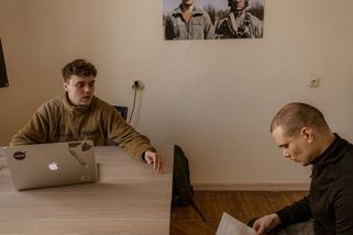 Sedmnáctiletí Ukrajinci se musí vrátit ze zahraničí a zaregistrovat se k vojenské službě - Novinky