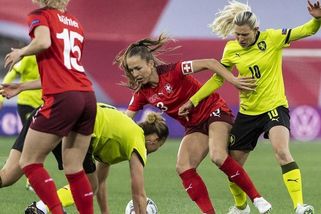 Švýcarsko - Česko 1:1, na pen. 3:2, Centimetry od historického postupu na EURO! Českou reprezentaci rozplakaly penalty - Sport.cz