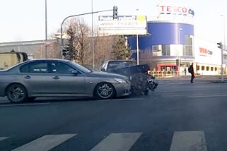 Vážná nehoda. Felicie nedala přednost BMW | Odchyceno na dashcam
