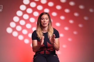 Takhle velké? Adamczyková popisuje bizarní dřevěný dárek od fanoušků | Češi na olympiádě