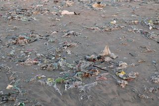 V Guatemale teče řeka z odpadků, v Chile roste poušť z textilu, ale v Evropě řešíme bezemisní domy - Médium.cz