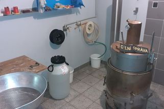 Celníci na Uherskobrodsku zabavili nelegální pálenici i se slivovicí a kvasem - Novinky