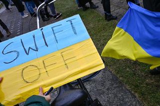 Sankce bez odpojení od SWIFT? Zatím je to zakolísání, za týden to bude selhání - jde o symboliku