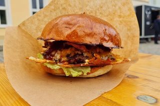 Čechy šokuje video na síti. Kdo prý nedává ve fastfoodu 20% dýško, je „socka“ - Médium.cz