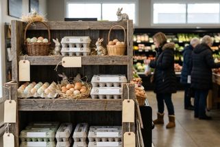 Vajec bude na Velikonoce dost, kvůli nákladům a přestavbě chovů si ale lidé výrazně připlatí