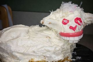 Pokusili se upéct tradičního beránka. Z jejich tragického výsledku se teď stal hit, kterému se smějí tisíce lidí