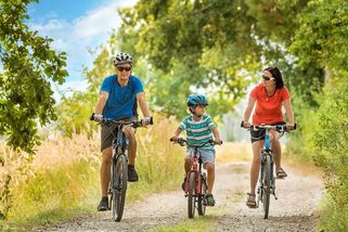 Tip na výlet bez hranic: Cyklotrasa z Jihlavy přes Třebíč do rakouského městečka Raabs je vhodná i pro děti