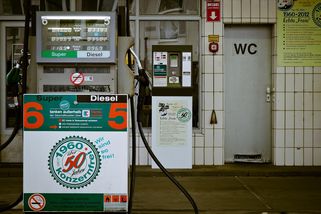 Jedenáct let pracovala na benzince. Jeden den absence a výpověď obstála