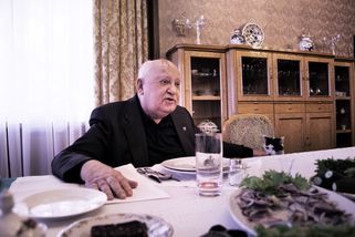 Jaký je Gorbačovův ráj. Režisér zachytil ruského státníka jako smutného muže