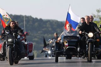 Noční vlci plánují další cestu po Evropě. Putinova válka z nich ale dělá ještě méně vítané hosty — HlídacíPes.org