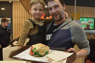 Sto burgerů zdarma, dort a slavobrána. Otevřeli první Burger King na Chomutovsku