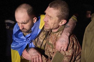 Tělo vrácené z ruského zajetí. Na sítích koluje otřesná fotografie mrtvého ukrajinského vojáka - Novinky