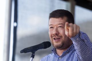 SPD šíří účelově sestříhané video: zpravodaj ČT v něm "potvrzuje" oficiální verzi Kremlu — HlídacíPes.org