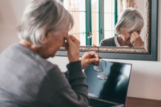 Skuteční bankéři vyzráli na ty falešné, seniorce zachránili peníze - Novinky