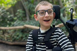 Těžce postižený Honzík vyrostl z kočárku. Nový stojí 120 tisíc a rodičům na něj chybí peníze - Proženy.cz