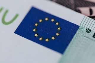 Musíme přijmout euro - Médium.cz