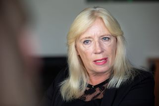 Míra nenávisti je neúnosná. Hrozí, že se situace vymkne kontrole, varuje Radičová