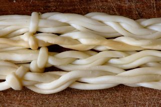 Domácí korbáčky jsou k nerozeznání od těch z obchodu: Snadno je vyrobíte z jednoho obyčejného sýra