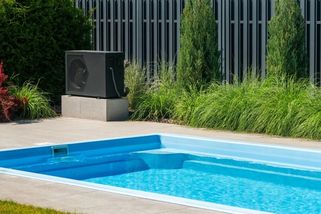 Spočítali jsme, na kolik vyjde vyhřívání zahradního bazénu, pokud se chcete koupat od jara do podzimu