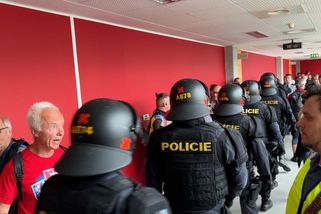 Mela na soudu s dezinformátorem Tušlem: Hulákání stopli těžkooděnci - Novinky