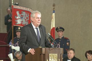 Zeman předal na Hradě vyznamenání. Řád Bílého lva udělí Zelenskému