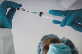 Dvě dávky vakcíny na omikron nestačí. Tři si vedou o dost lépe - Seznam Zprávy