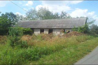 Koupili ruinu která vypadala na demolici. Dnes mají krásné bydlení u lesa